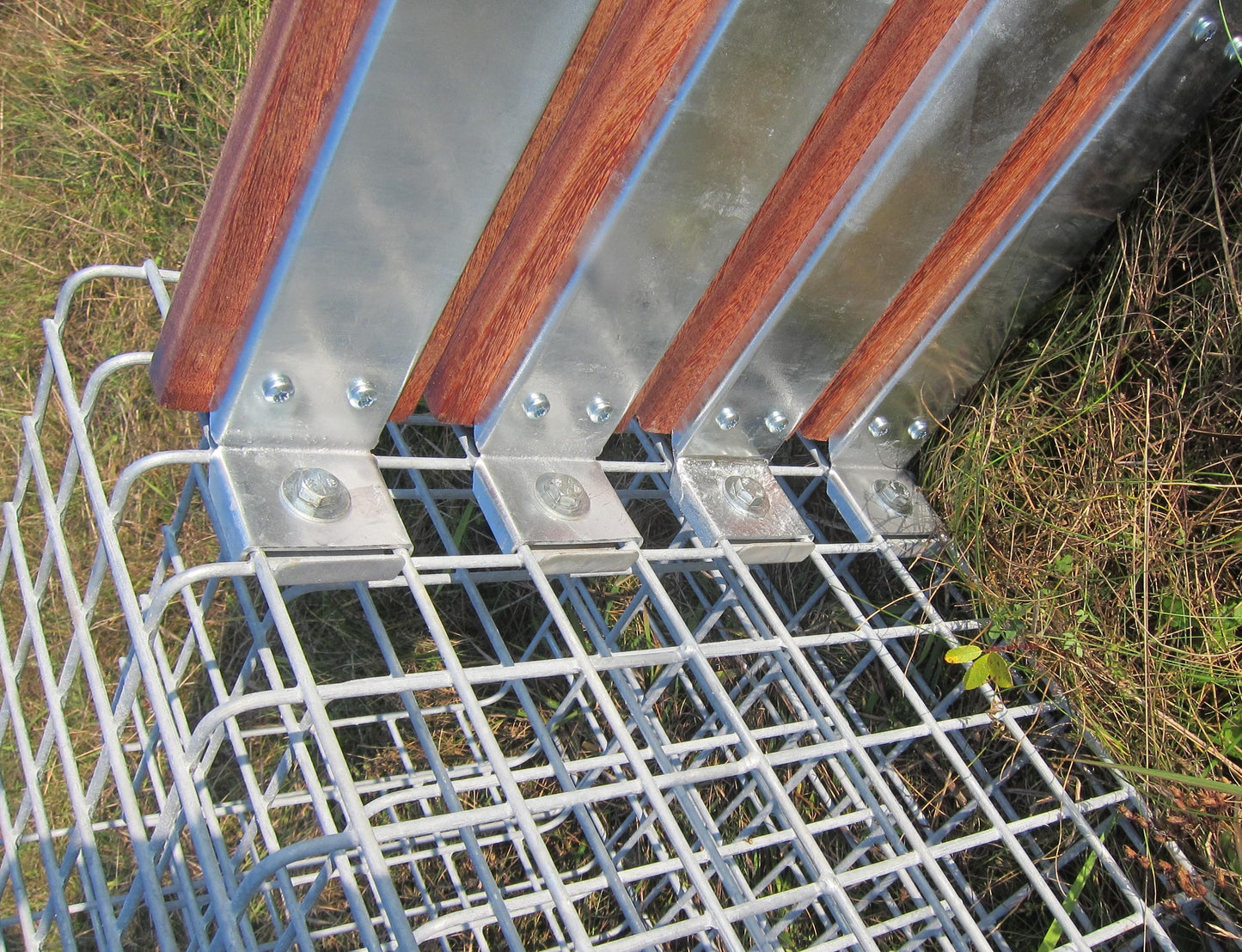 Banc en gabion avec 3 colonnes à fleurs - bois de Cumaru, 205 cm de long x 60 cm de haut x 37 cm de profondeur, galvanisé à chaud, MW 5 x 5 cm