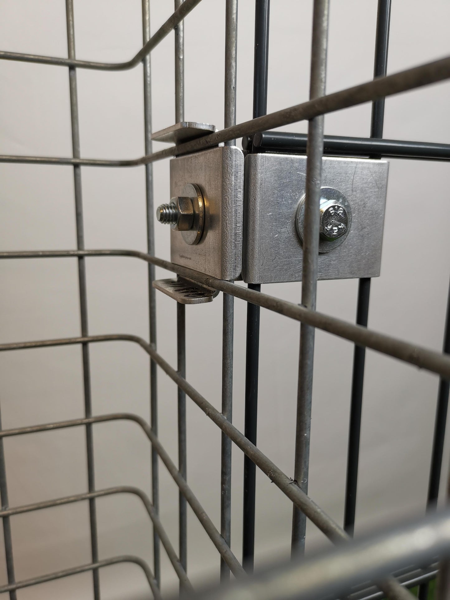 Agrafe avec support de clôture 5 x 5 cm pour treillis à double barre, aluminium