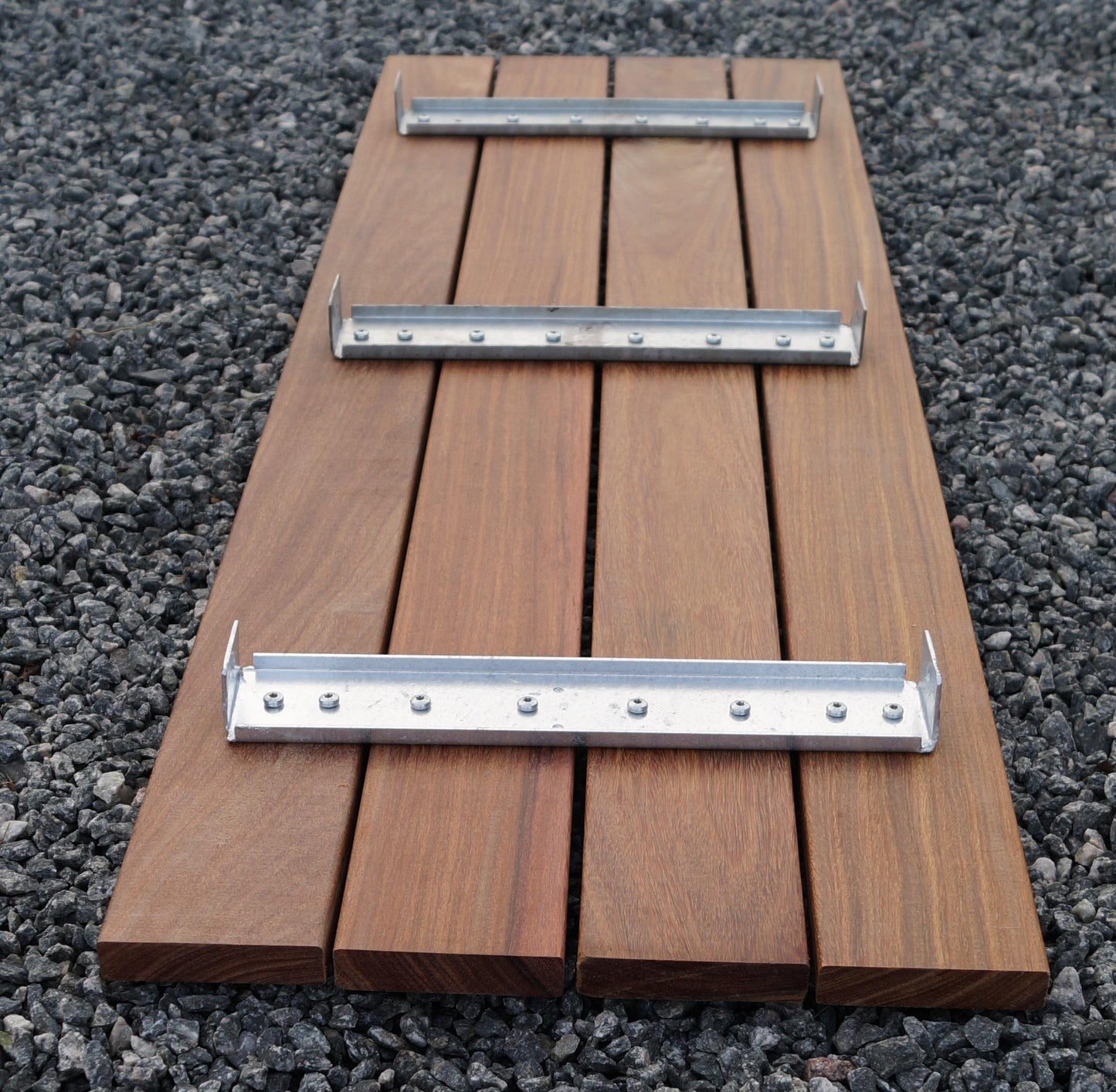 Banco de gabiões com madeira de Cumaru, 105 x 50 x 30 cm (C x A x P), galvanizado, MW 5 x 5 cm, com fecho em espiral