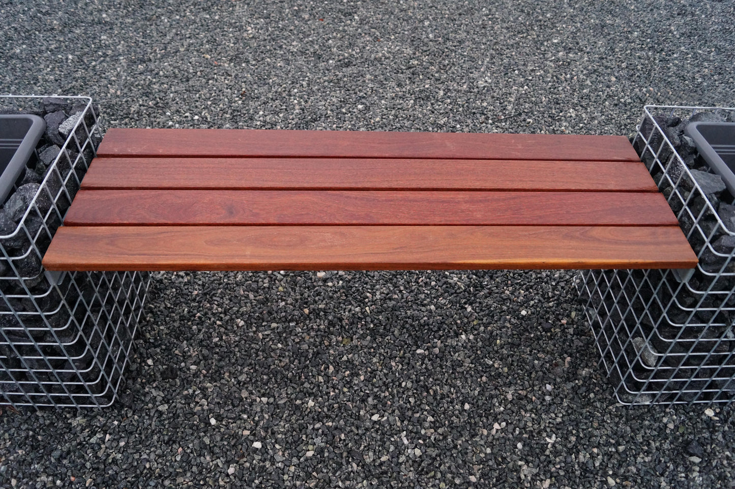 Banc en gabion avec 3 colonnes à fleurs - bois de Cumaru, 205 cm de long x 60 cm de haut x 37 cm de profondeur, galvanisé à chaud, MW 5 x 5 cm