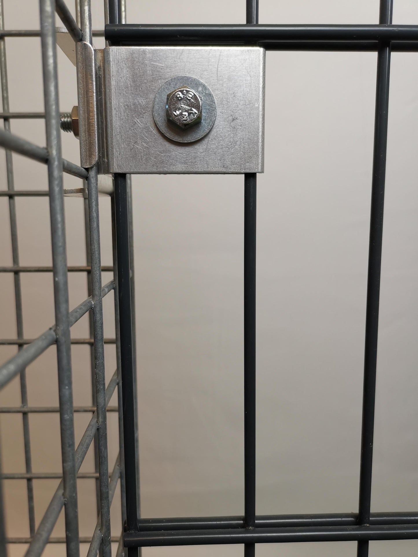 Abrazadera con soporte de valla 5 x 5 cm para tela metálica doble, aluminio